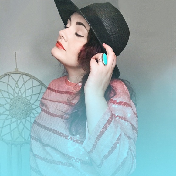 Lou 🐺 & Bee 🐝 - Picture 2 of 4